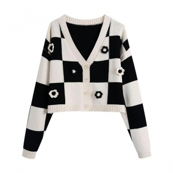 slight stretch checkerboard three-dimensional floral button knit sweater