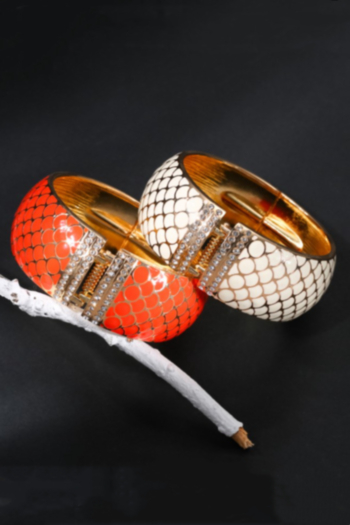 1 pc retro stroke goldfish scale pattern drum shaped rhinestone alloy bracelet(length:6cm)