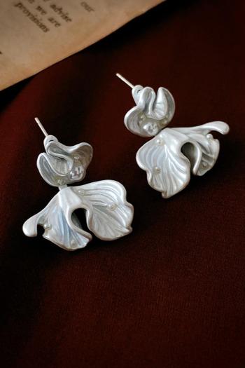 one pair crinkled fishtail pearls earrings(length:2.9cm)