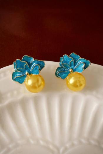 one pair retro flower dripping oil pearl earrings(length:2.2cm)