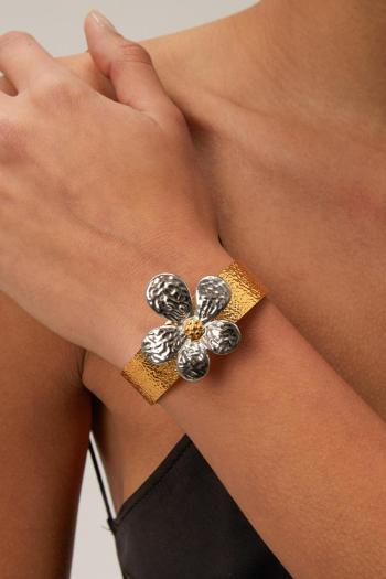 a fashionable gold and silver color-blocked flower open stainless steel bracelet