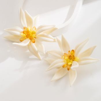 one pair new stylish resin flower beaded earrings